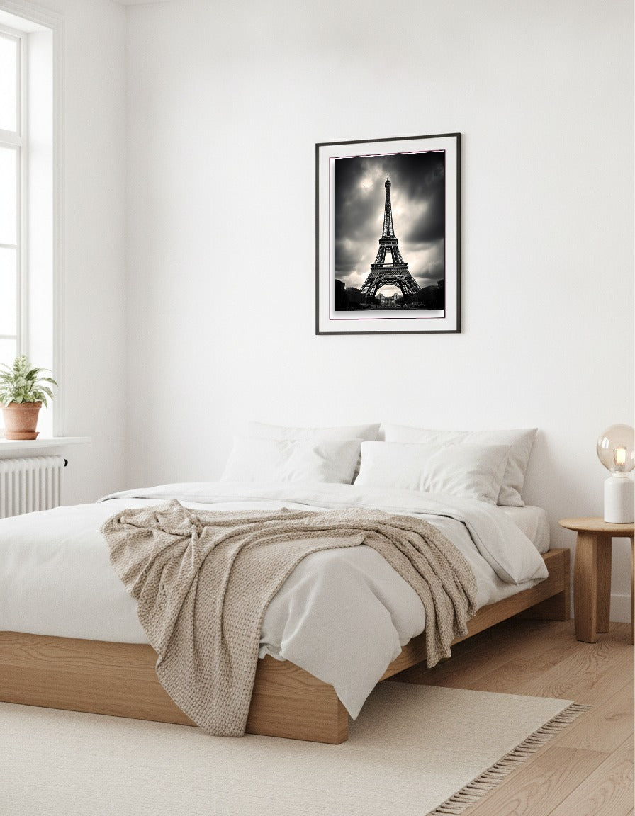 Eiffel tower – Tower in dramatic sky i sovrummet