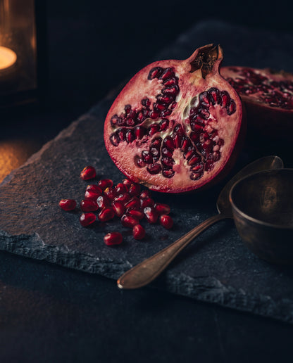 Granatäpple på mörk sten