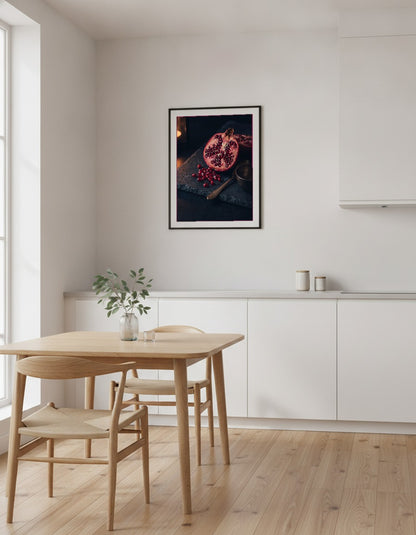 Granatäpple på mörk sten i köket