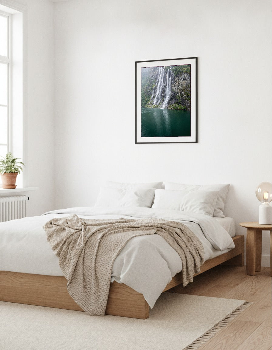 Vattenfall i fjorden i sovrummet