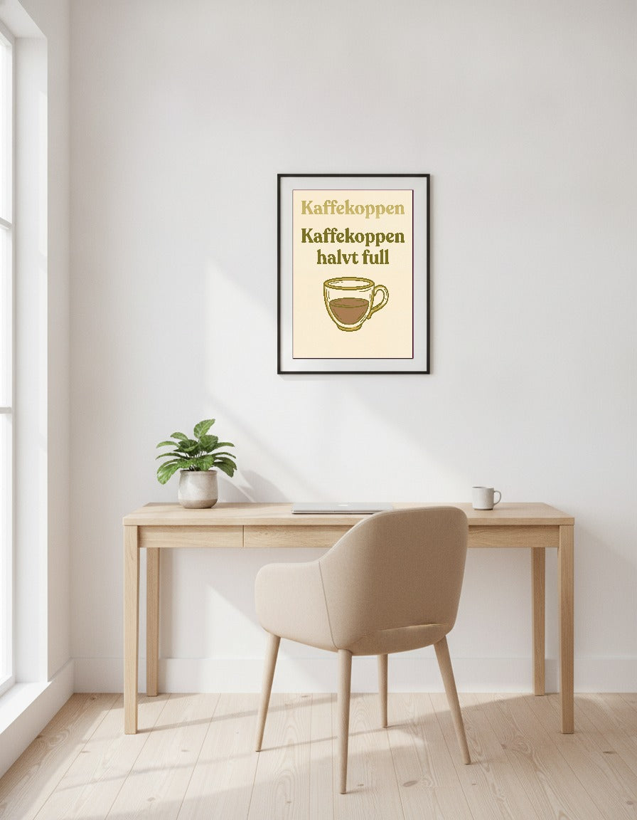 Kaffekoppen halvt full i kontoret