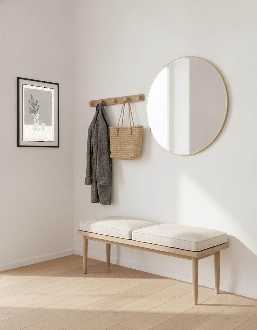 Grankvist i glasvas – nordisk minimalism i hallen