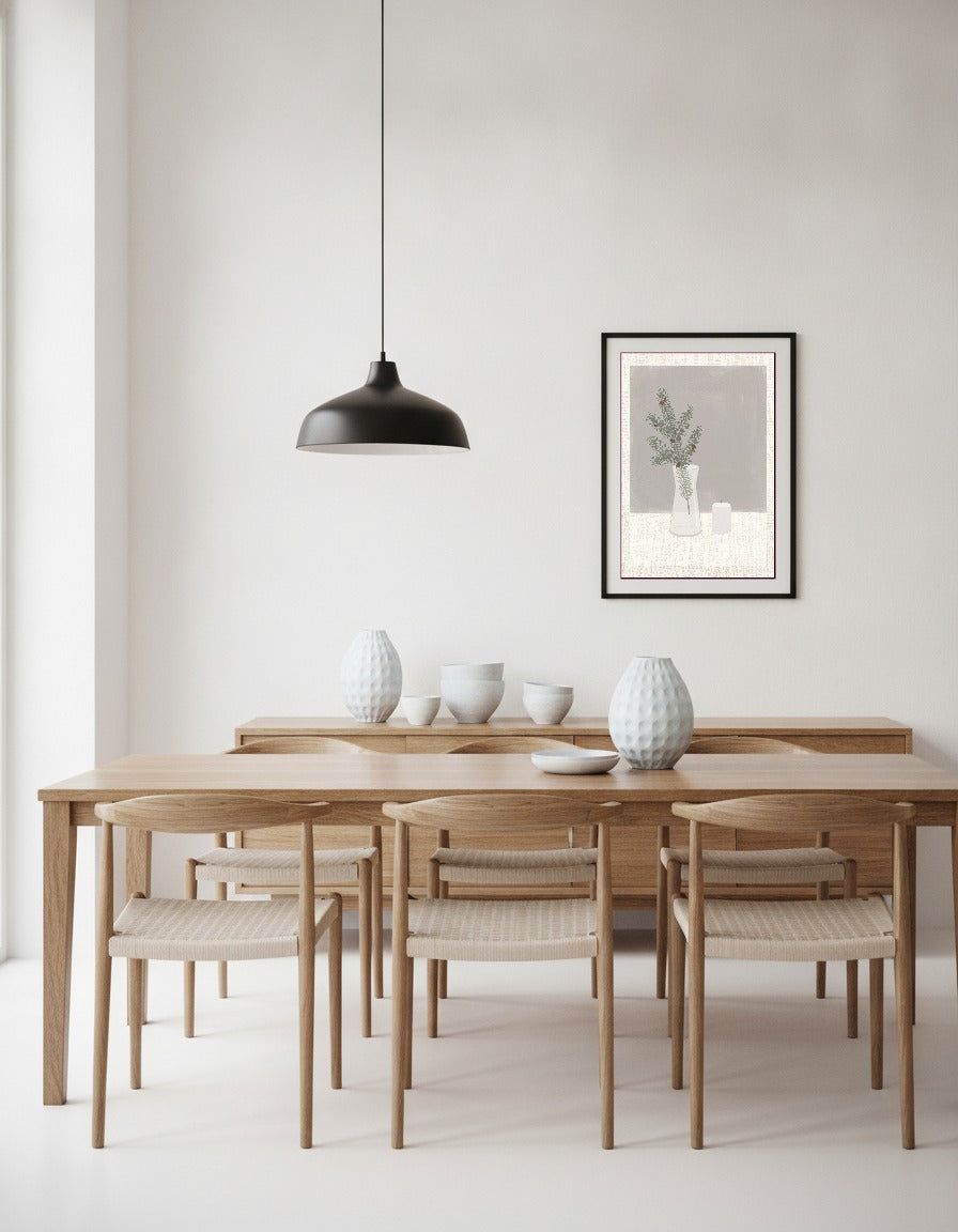 Grankvist i glasvas – nordisk minimalism i matsalen
