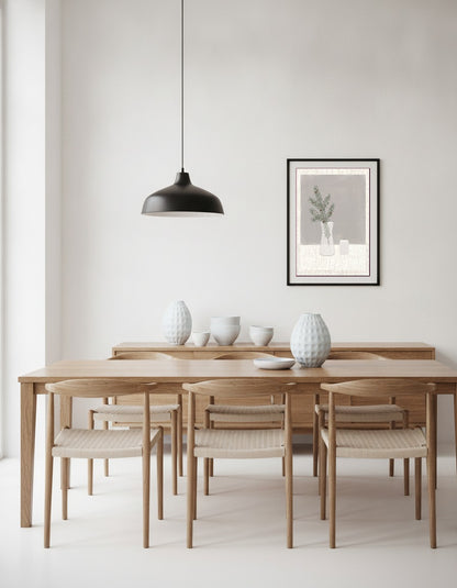 Grankvist i glasvas – nordisk minimalism i matsalen