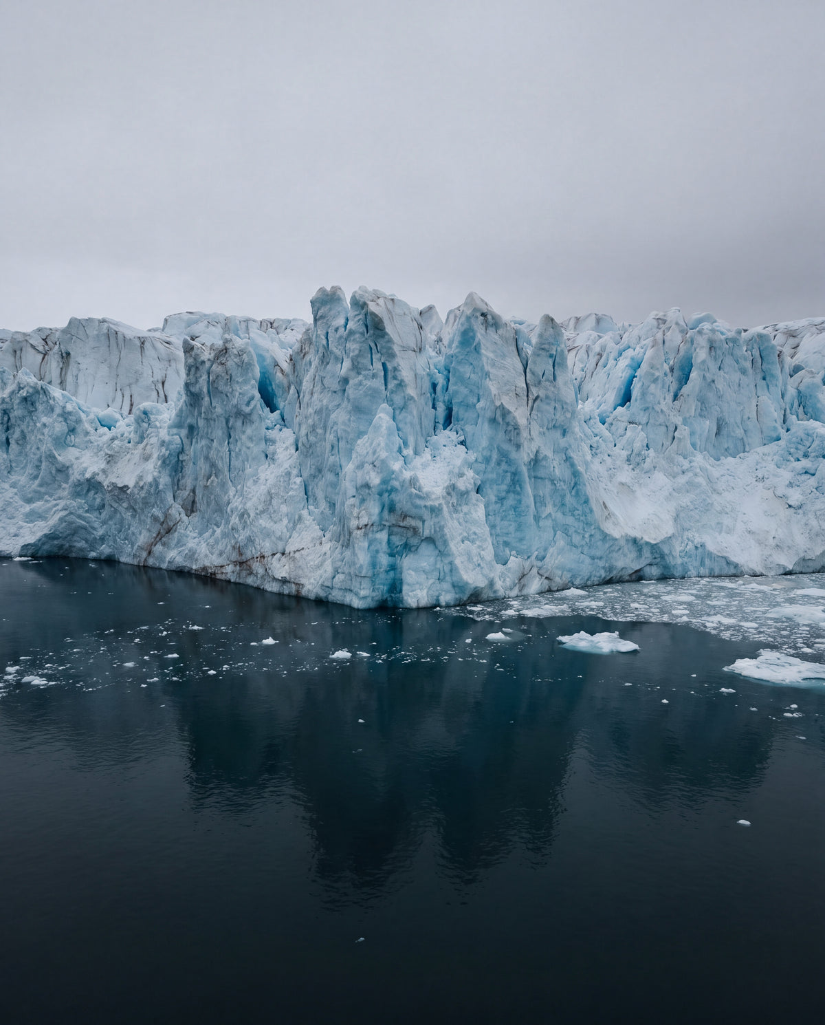 Glaciärfront över mörkt vatten – Grönland