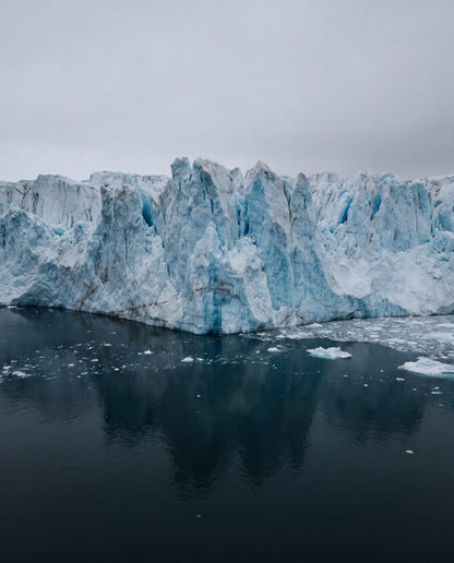 Glaciärfront över mörkt vatten – Grönland