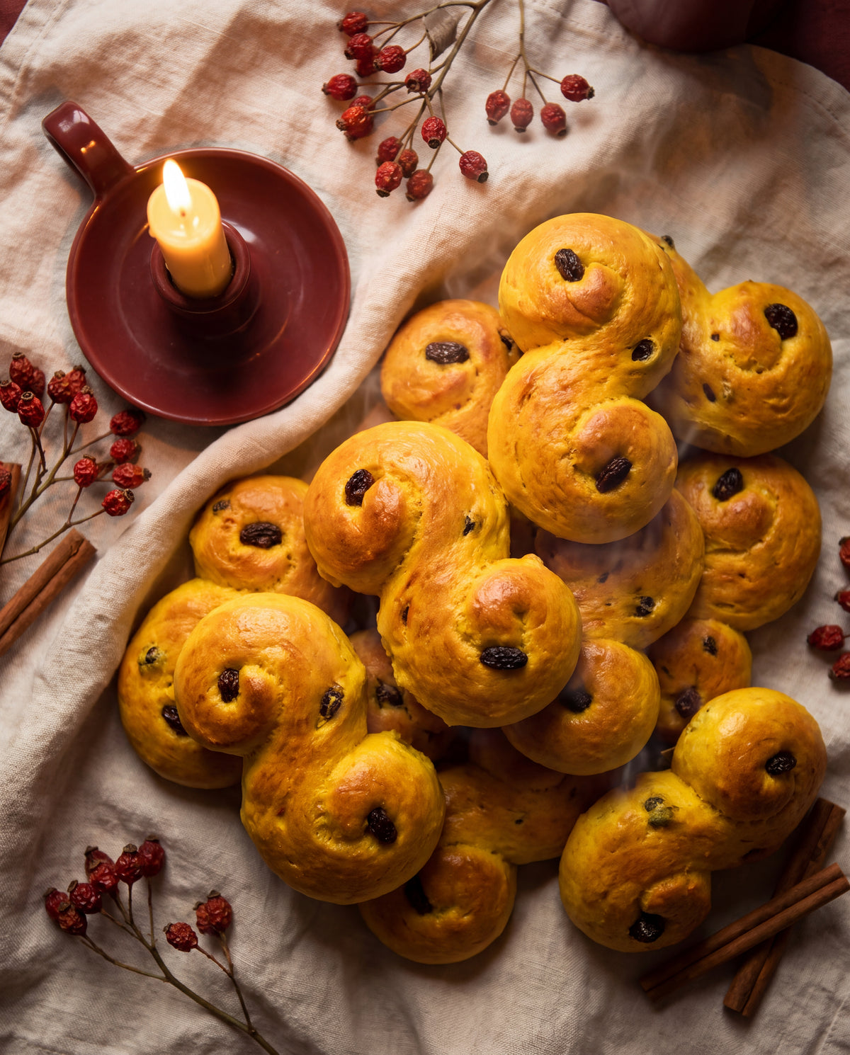 Lussekatter och tänt ljus