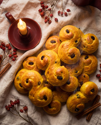 Lussekatter och tänt ljus