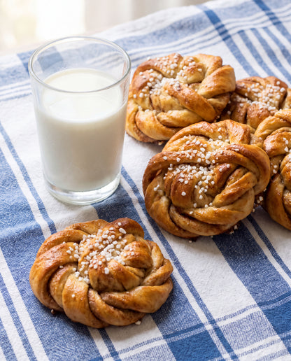 Kanelbullar och ett glas mjölk