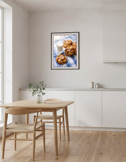 Kanelbullar och ett glas mjölk i köket