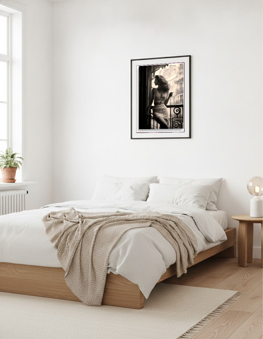 Kvinna på balkong i Paris – Sepia fotorealistiskt i vardagsrummet