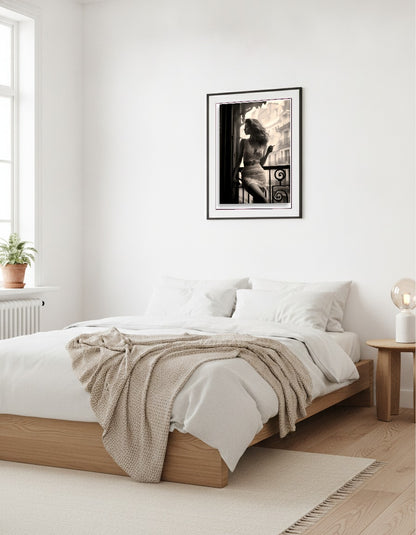 Kvinna på balkong i Paris – Sepia fotorealistiskt i vardagsrummet